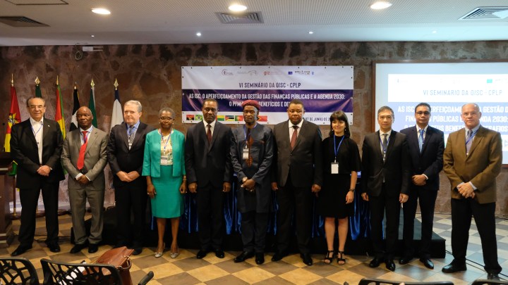 佛得角審計法院院長施利華(左五)、澳門審計長何永安(右三)與各代表團團長及觀察員代表合照。