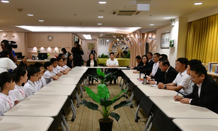 傅自应向濠江中学附属英才学校转交习近平主席回信