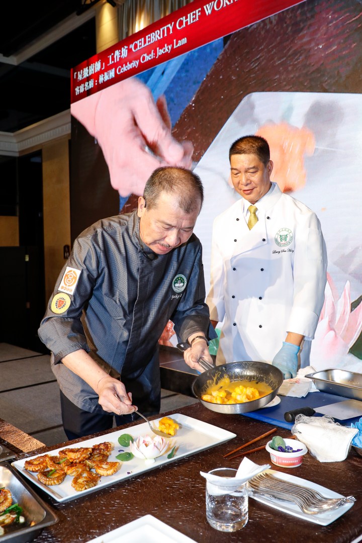 名廚林振國示範烹調以慶祝澳門特區成立20周年為題的菜式