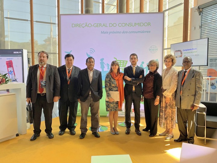 國際葡萄牙語消費者協會組織成員與葡萄牙消費者保護國務秘書João Torres合照