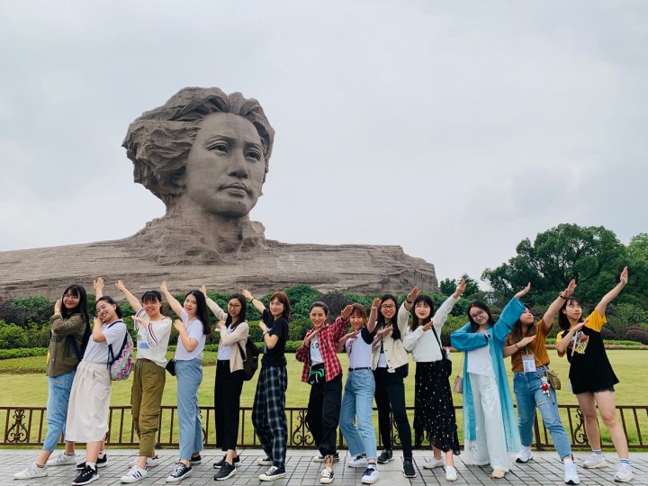 學生在橘子洲頭主席年輕石像留影