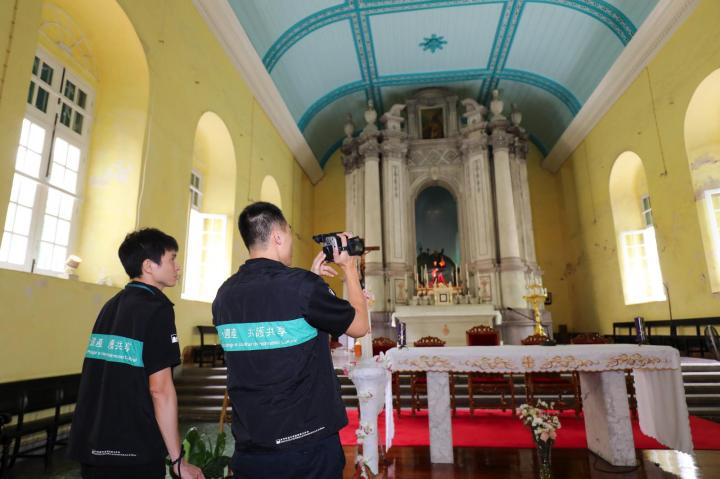 巡查人員利用紅外線熱成像儀對建築物狀況進行檢查 (1)