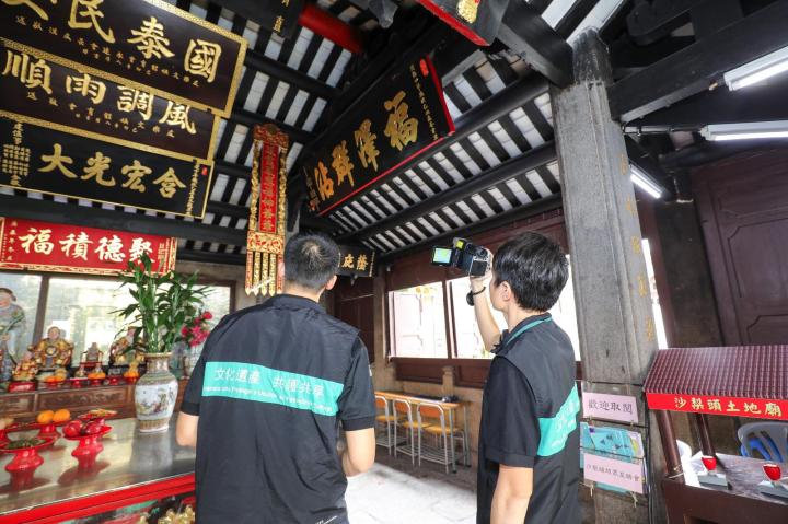 巡查人員利用紅外線熱成像儀對建築物狀況進行檢查