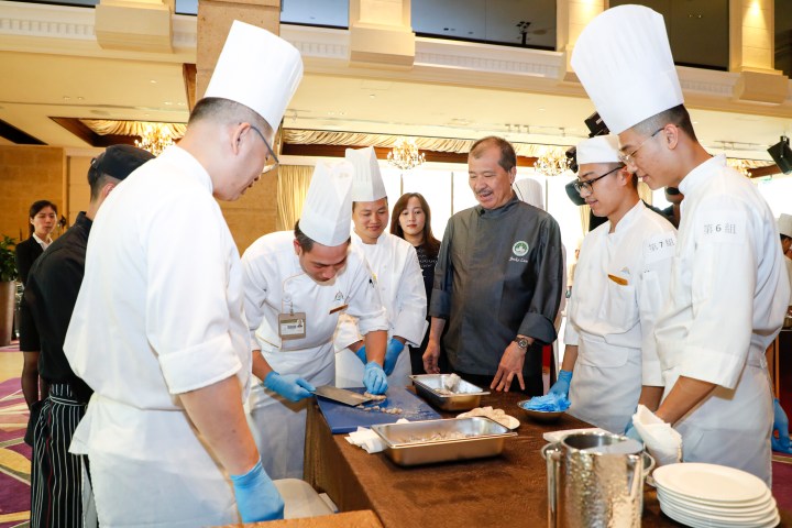 廚師們在林振國的指導下落力烹調