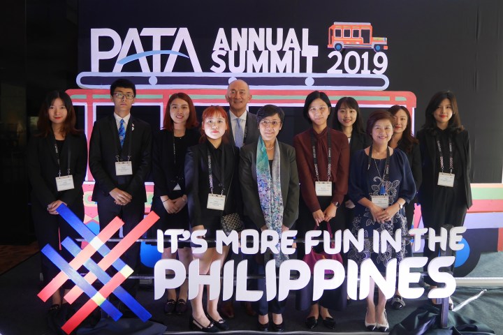 旅遊局局長文綺華(中)、旅遊局傳播及對外關係廳廳長容美華(右三)、澳門科技大學酒店與旅遊管理學院院長吳國民(左五)、旅遊學院旅遊高等學校課程主任呂劍英(右五)及亞太旅遊協