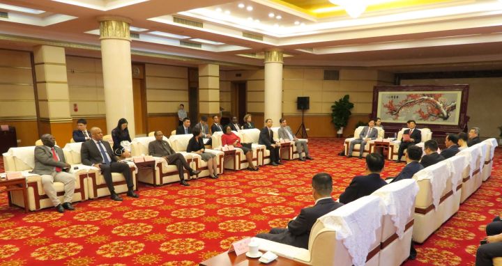 湖北省曹廣晶副省長會見代表團