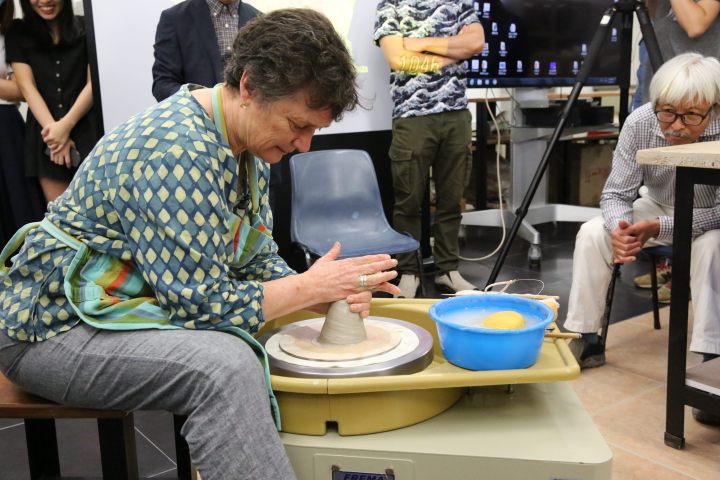 澳大利亞陶瓷藝術家普魯‧維寧現場拉坯示範