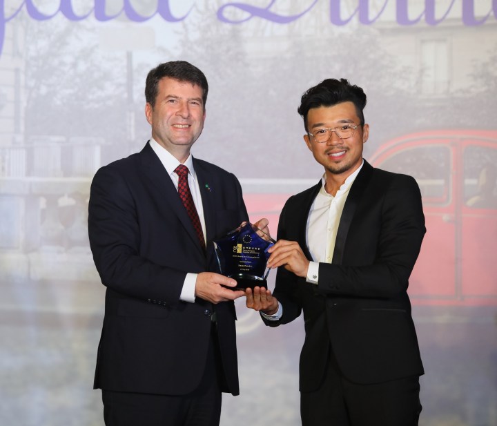 澳門歐洲商會會員大會副秘書長溫誠睿先生（左）澳門通股份有限公司董事廖卓然先生（右）頒發2019年「澳門歐洲商會卓越獎」創新類別獎項。