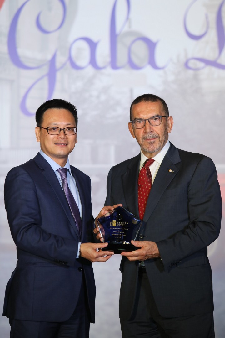 澳門歐洲商會理事會副主席梁華權先生（左）向澳門陸軍俱樂部理事會成員謝立德先生（右）頒發2019年「澳門歐洲商會卓越獎」餐飲類別獎項。