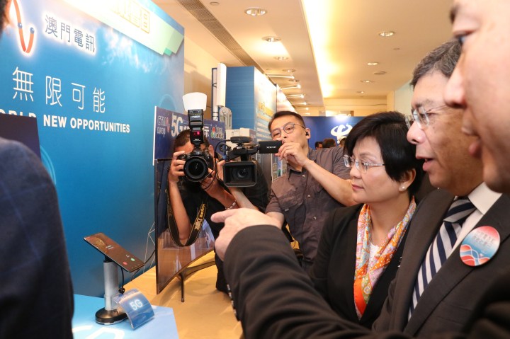 澳門電訊工作人員在羅立文司長和劉惠明局長面前撥通了本澳首個5G通話