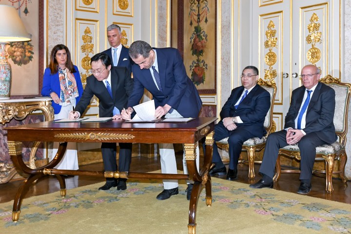 社會文化司司長譚俊榮與葡萄牙科學、技術及高等教育部長Manuel Heitor代表雙方簽署《中華人民共和國澳門特別行政區政府與葡萄牙共和國政府關於促進文憑與學位自動認可的諒解備