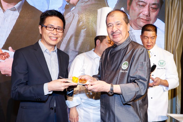 程衛東副局長等品嚐由名廚林振國完成的菜式