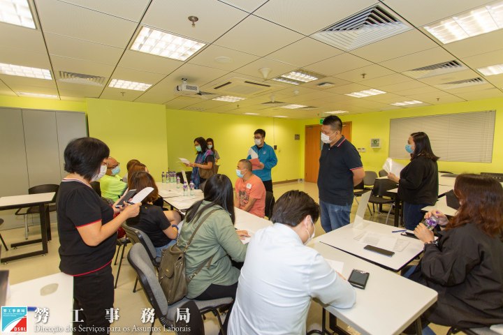 結業學員參與就業配對會現場企業面試