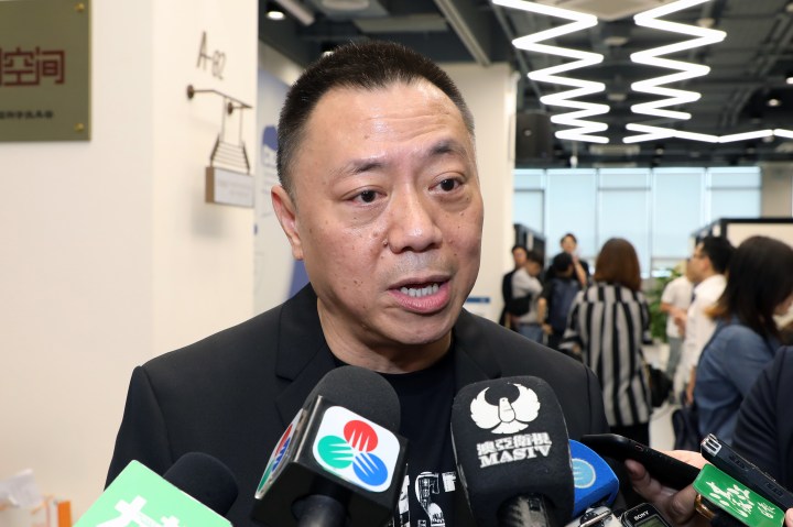 經濟財政司司長梁維特接受傳媒訪問