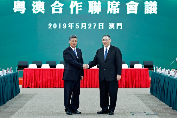 行政長官崔世安與廣東省省長馬興瑞在粵澳合作聯席會議舉行前握手合影