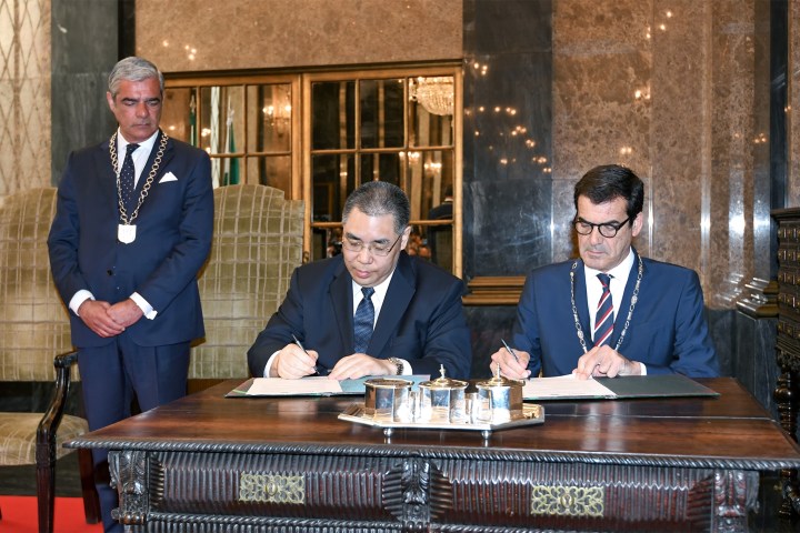 行政長官崔世安與波爾圖市長魯伊•莫雷拉（Rui Moreira）代表雙方簽署《中華人民共和國澳門特別行政區與葡萄牙共和國波爾圖市推動友好合作框架諒解備忘錄》