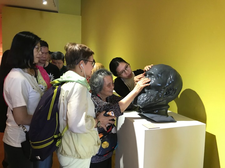 視障人士用心的去觸摸3D輔助展品