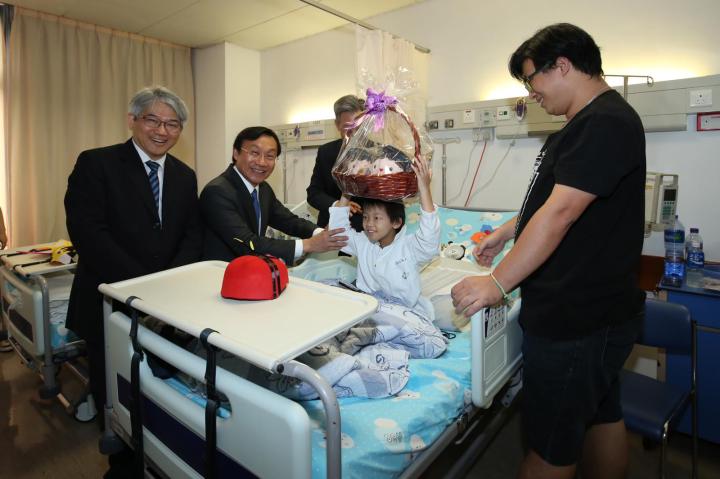 譚俊榮司長等為住院兒童送節日禮物 (1)