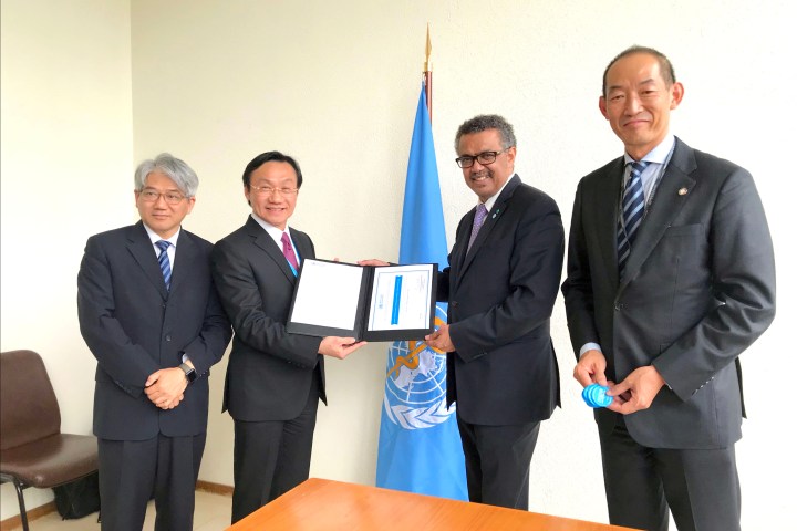 譚俊榮接受認可證書