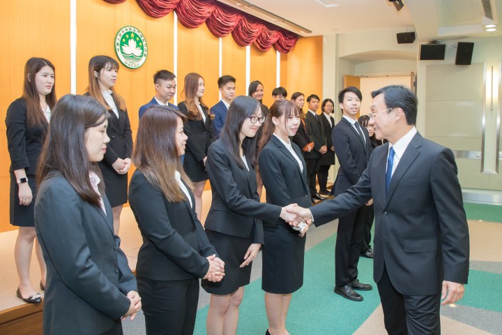 譚司長與學員逐一握手