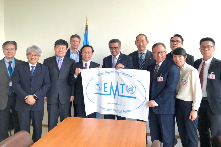 譚德塞向中國國際應急醫療隊（澳門）授旗