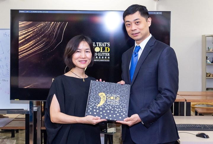 金沙中國產品策略及發展高級副總裁周哲賢（右）向理工藝校校長徐秀菊致送“流金歲月當代陶瓷藝術展”畫冊