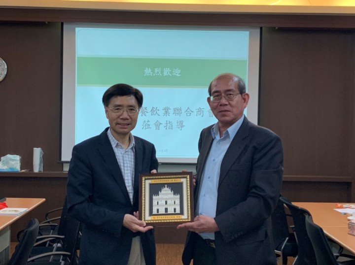 雙方代表互贈紀念品