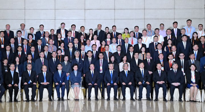 首屆粵港澳大灣區媒體峰會開幕式舉行前，保安司司長黃少澤與中央宣傳部部長黃坤明、廣東省委書記李希等主要嘉賓合影。