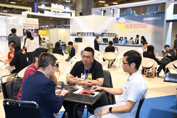 不少與會客商藉商業配對洽談區平台拓展商機