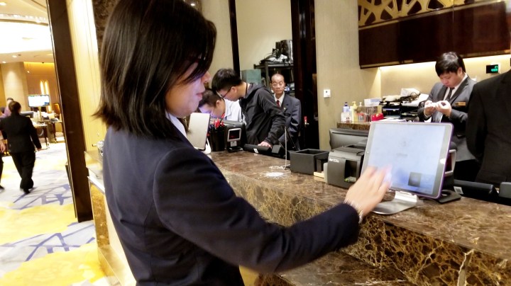 博監局人員審查宣傳品是否有推廣網上幸運博彩及電話投注訊息