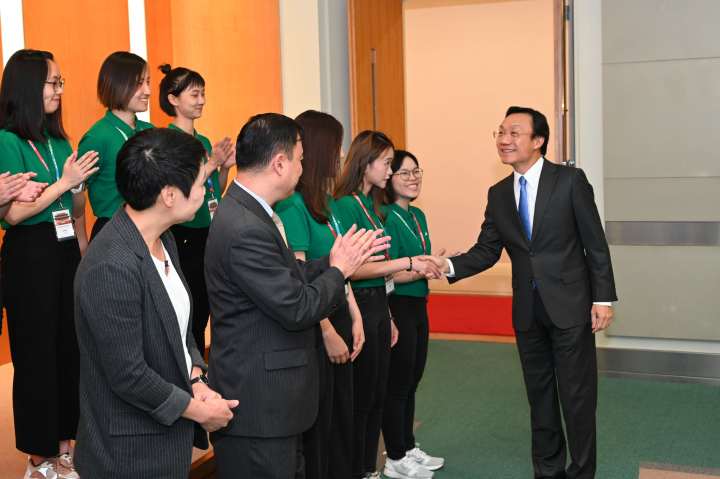 司長譚俊榮與實習生逐一握手。