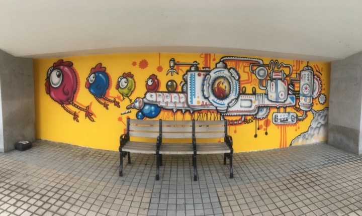 法國塗鴉藝術家CEET創作的“快樂小雞製造機”