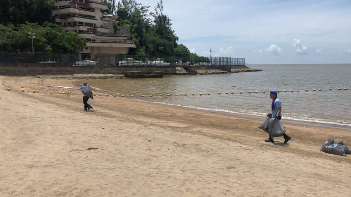 清潔專營公司加派人手在灘面清理垃圾