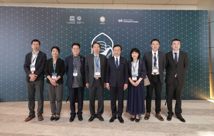 澳門特區政府代表團向國家文物局局長劉玉珠（左四）等道賀時合影