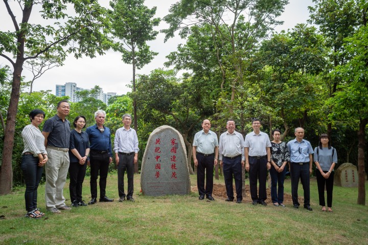 行政長官賀一誠與出席植樹活動的嘉賓合影