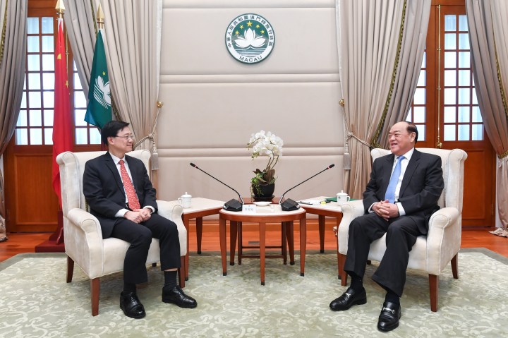 行政長官賀一誠與香港特區政府保安局局長李家超一行會面