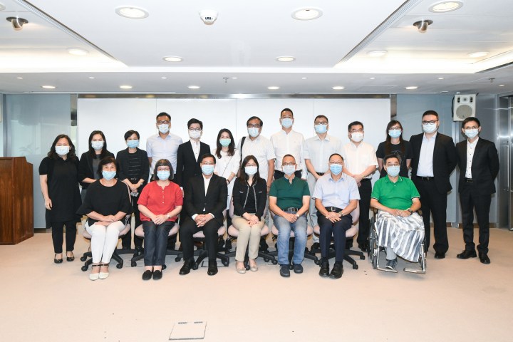 新聞局局長陳露（前排中）聯同該局各領導主管與本澳中文周報負責人及代表合照