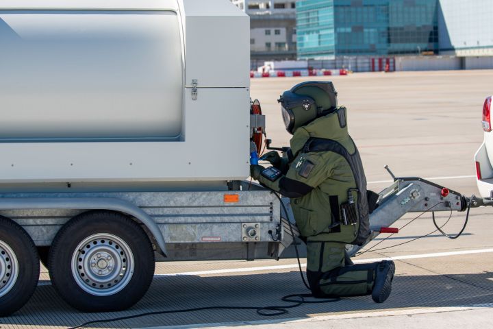 爆炸品處理組把爆炸品移至機場南面防護區進行摧毀。