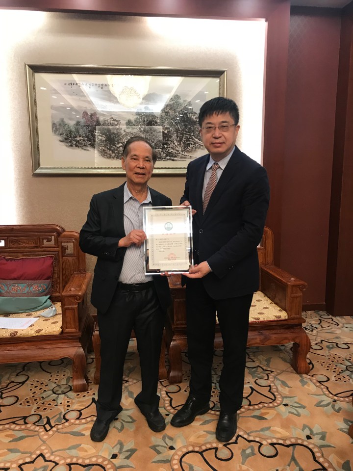 萬速成部長（右）與關權昌合照