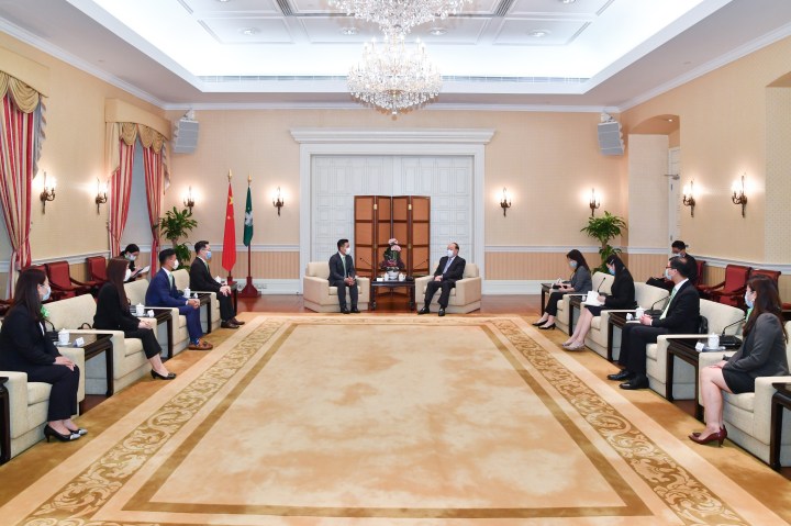 行政長官賀一誠會見澳門青年聯合會一行，就社會及青年事務交流意見。