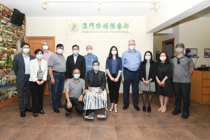 新聞局局長陳露（右五）與澳門傳媒俱樂部會員大會主席余榮讓（右六）、理事長張志承（左四）等合照。
