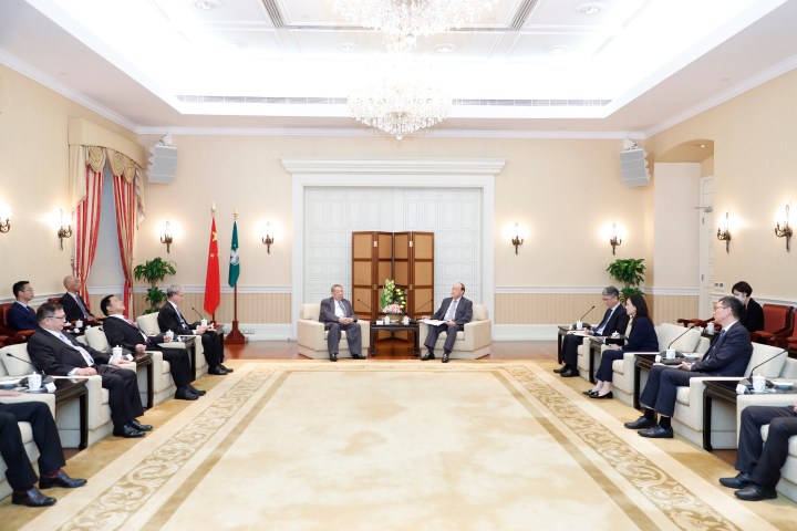 行政長官賀一誠會見澳門法律工作者聯合會會長崔世昌一行，就加強法制建設等議題交流和討論。