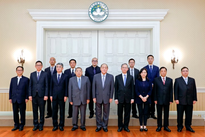 行政長官賀一誠與澳門法律工作者聯合會會長崔世昌一行合照。