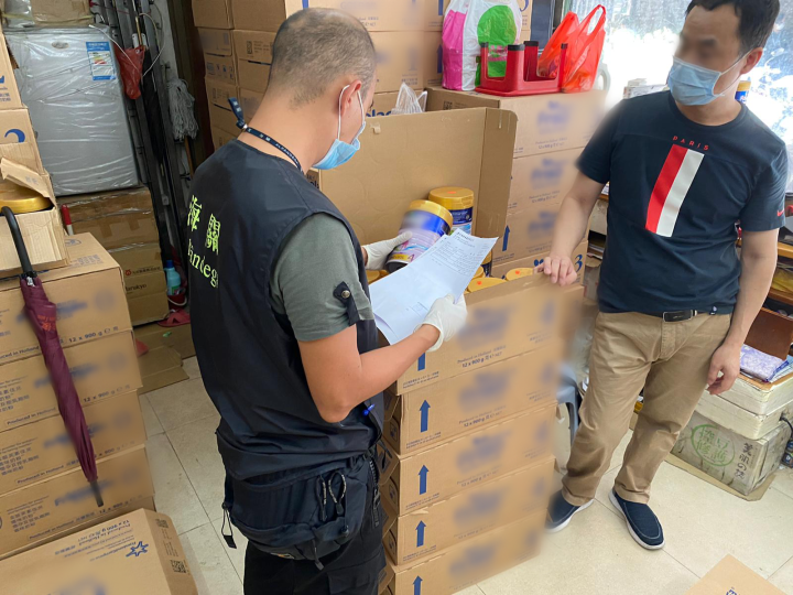 關員查核店鋪內貨物